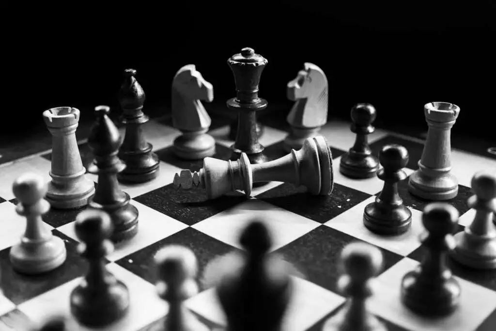 siyah ve beyaz satranç oyunu